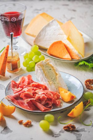 Foto de Carne curada y bandeja de queso. antipasti y snack board, charcutería - Imagen libre de derechos