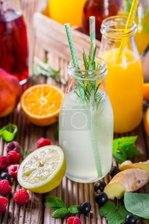 Foto de Preparar refrescantes bebidas de verano y limonada con frutas y bayas - Imagen libre de derechos
