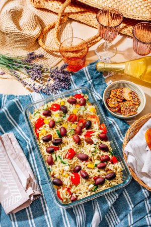 Téléchargez les photos : Pique-nique - salade d'orzo-pâtes maison avec feta, olives, tomates - en image libre de droit