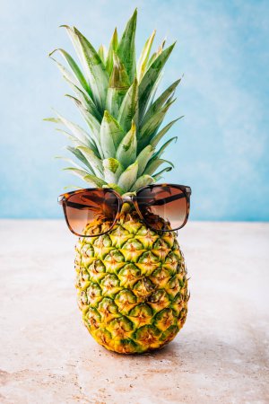 Téléchargez les photos : Concept d'été - Ananas hipster dans les lunettes de soleil, concept de vacances créatif art à la mode - en image libre de droit
