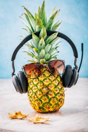 Foto de Concepto de verano - Pineapple hipster en gafas de sol y auriculares con melón y limones, arte creativo concepto de vacaciones de moda - Imagen libre de derechos