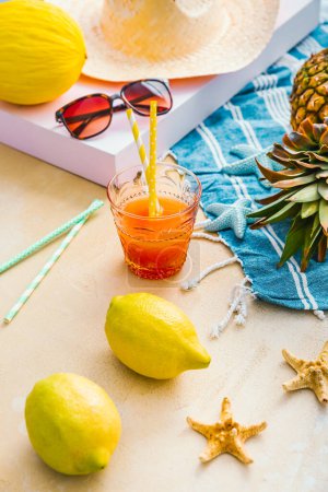 Téléchargez les photos : Concept vacances d'été, accessoires d'été avec jus rafraîchissant et fruits frais - en image libre de droit