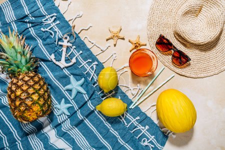 Foto de Concepto de vacaciones de verano, accesorios de verano con zumo refrescante y frutas frescas - Imagen libre de derechos