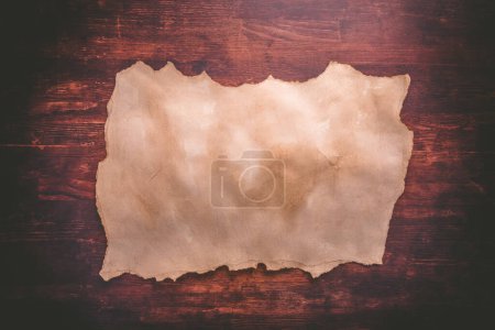 Foto de Papel viejo sobre textura de madera marrón con patrones naturales - Imagen libre de derechos