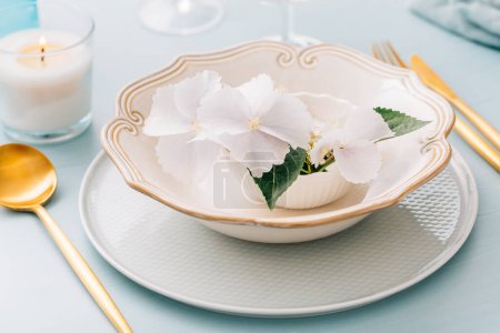 Téléchargez les photos : Spring shabby chic table set, assiette décorée de fleurs - en image libre de droit