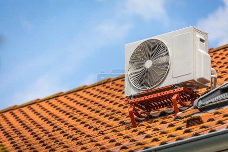 Dual-Inverter, Kombination aus Klimakompressor und Heizungspumpe, auf dem Dach eines Einfamilienhauses installiert. 