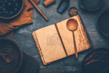 Téléchargez les photos : Menu vide ou livre de cuisine et ustensiles de cuisine sur table en bois, style vintage - en image libre de droit