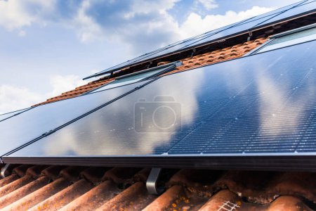 Téléchargez les photos : Panneaux photovoltaïques sur le toit de la maison familiale, panneaux solaires. Environnement et concepts technologiques. - en image libre de droit