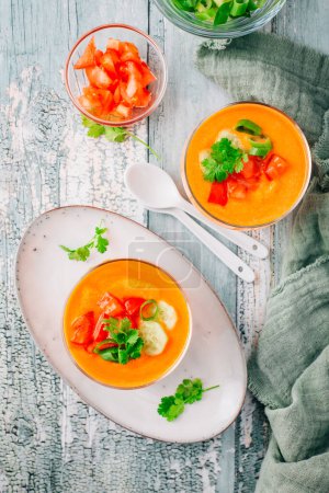 Téléchargez les photos : Soupe gaspacho. Soupe traditionnelle espagnole de tomates froides de légumes crus frais - en image libre de droit