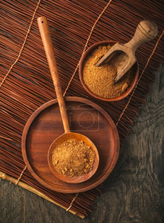 Foto de Azúcar de coco ecológico en cuchara y tazón de madera - Imagen libre de derechos