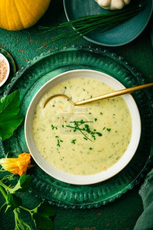 Téléchargez les photos : Savoureuse soupe maison à la courgette et à la crème de pomme de terre aux herbes - en image libre de droit