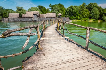 Foto de Vivienda del lago neolítico reconstruido en la orilla del lago Constanza, Alemania (Bodensee) - Imagen libre de derechos