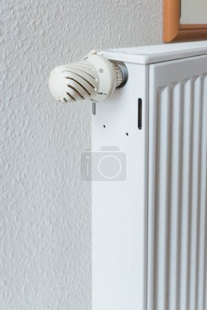 Foto de Detalle del termostato apagado, perilla de temperatura del radiador de calefacción. Ahorro de energía y concepto de hogar cálido, costos de vida. - Imagen libre de derechos