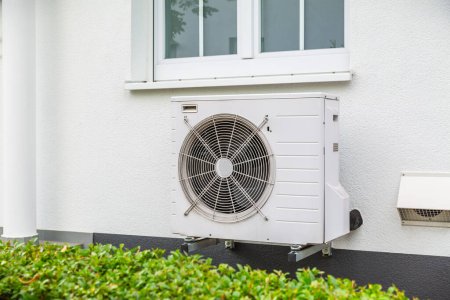 Téléchargez les photos : Pompes à chaleur à source d'air installées à l'extérieur de la maison de ville, concept d'énergie renouvelable verte de pompe à chaleur - en image libre de droit