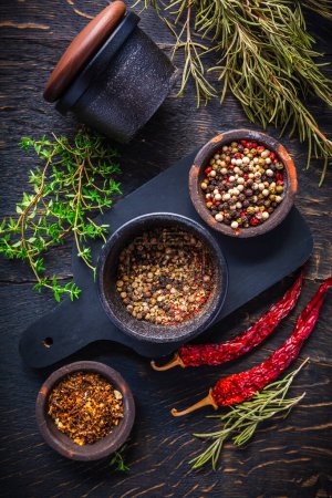 Téléchargez les photos : Moulin à épices en fonte pour poivre, sel et herbes avec ingrédients - en image libre de droit