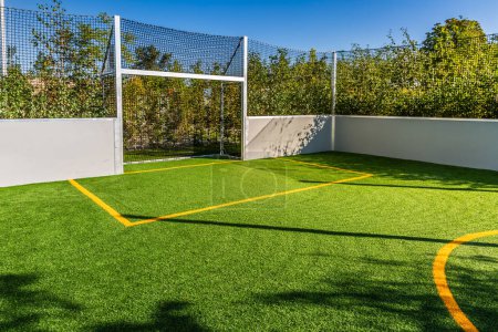 Téléchargez les photos : Terrain de jeu pour petit jardin avec pelouse artificielle, terrain de jeu en gazon synthétique, terrain de gazon artificiel - en image libre de droit