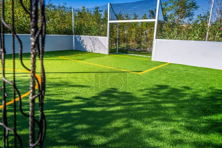 Foto de Campo de juego para jardín pequeño con césped artificial, campo de juego de césped sintético, campo de césped artificial - Imagen libre de derechos
