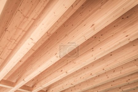 Téléchargez les photos : Détail du toit en bois avec poutres, fond - en image libre de droit