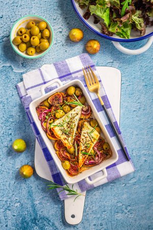 Téléchargez les photos : Fromage de brebis cuit au four, fromage feta aux olives, figues, oignons et salade verte (Bouyiourdi) - en image libre de droit