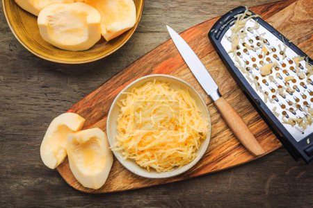 Foto de Calabacín o calabaza pelada y rallada de color amarillo, preparada para cocinar - Imagen libre de derechos
