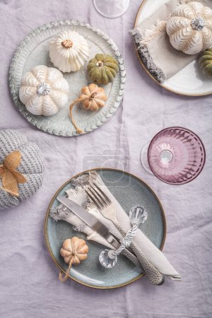 Téléchargez les photos : Table d'automne avec citrouilles. Thanksgiving dîner de vacances et décoration d'automne - en image libre de droit