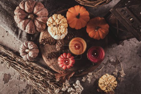 Téléchargez les photos : Décoration de maison avec citrouilles et bougies pour Thanksgiving et Halloween - en image libre de droit
