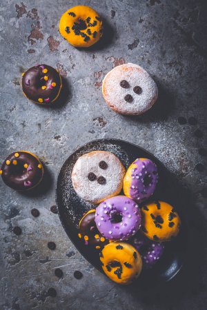Téléchargez les photos : Donuts d'Halloween et Berlinois avec glaçage assorti et pépites de sucre pour Halloween et carnaval - en image libre de droit