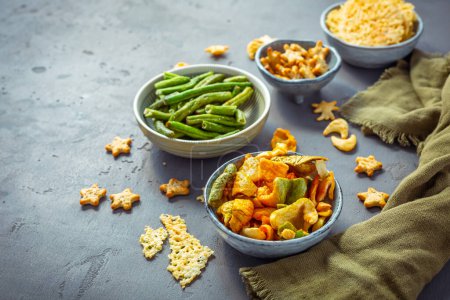 Foto de Cuencos de verduras coloridas saludables y chips de queso parmesano - Imagen libre de derechos