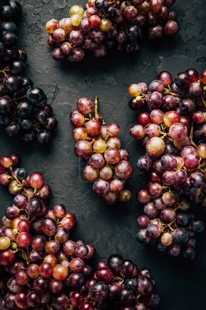 Téléchargez les photos : Raisins noirs et violets bio, plat, concept de vin et jus - en image libre de droit