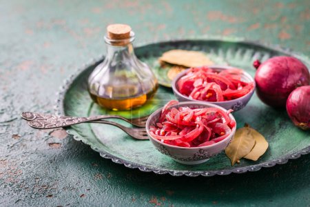 Foto de Cebollas rojas en escabeche caseras en rodajas con ingredientes - Imagen libre de derechos
