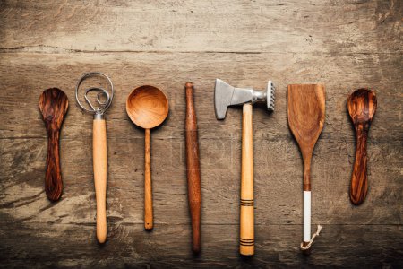 Téléchargez les photos : Ustensiles de cuisine vintage (outils de cuisine) sur fond en bois - en image libre de droit