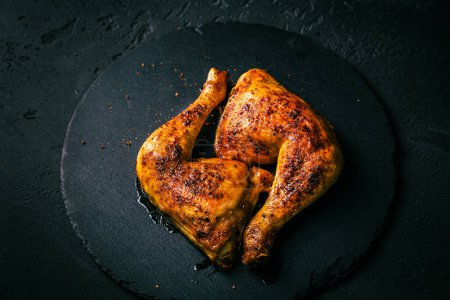 Téléchargez les photos : Barbecue cuisses de poulet grillées sur fond noir - en image libre de droit