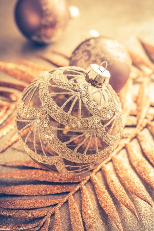 Foto de Hermosa Navidad adornos deco de oro con regalos, Feliz Año Nuevo - Imagen libre de derechos