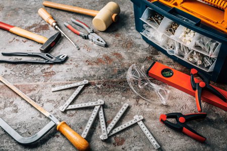 Foto de Kit de herramientas Handyman con herramientas variadas, gafas - Imagen libre de derechos
