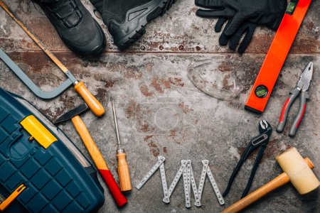 Foto de Kit de herramientas Handyman con herramientas variadas, botas de seguridad, gafas - Imagen libre de derechos