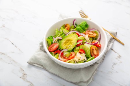 Téléchargez les photos : Salade verte saine avec avocat, tomates, mozzarella et oignons rouges - en image libre de droit