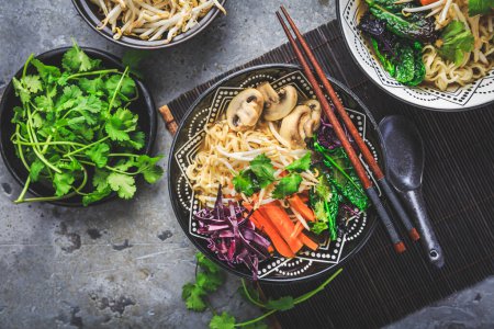 Téléchargez les photos : Soupe de nouilles miso végétalienne aux champignons, chou rouge, carottes et germes - en image libre de droit