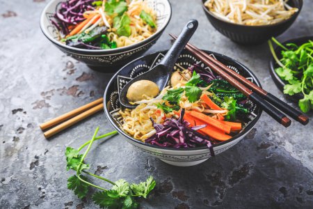 Téléchargez les photos : Soupe de nouilles miso végétalienne aux champignons, chou rouge, carottes et germes - en image libre de droit