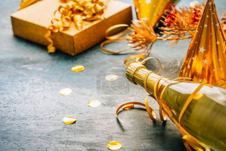 Téléchargez les photos : Bonne année célébration, bouteille de champagne, lumières vives et cadeaux - en image libre de droit