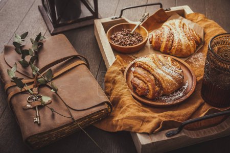 Foto de Rollos de canela o Franzbroetchen - Alemania pastelería dulce pastelería horneada con mantequilla y canela, croissant con chips de cacao - Imagen libre de derechos