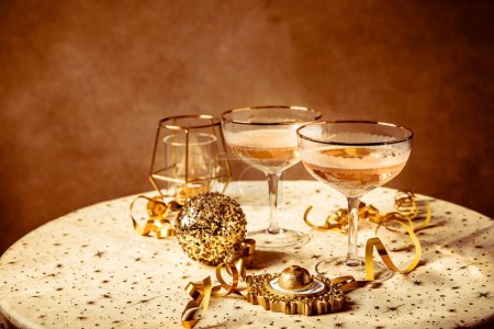 Téléchargez les photos : Bonne année, deux verres de champagne, des banderoles et des ornements - en image libre de droit