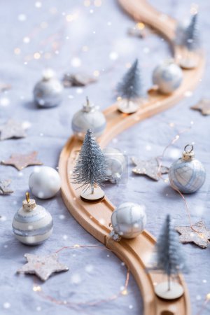 Foto de Decoración de mesa festiva con ferrocarril de madera para invierno y Navidad, mesa de comedor con adornos - Imagen libre de derechos