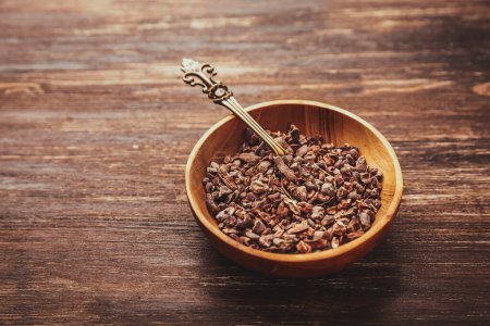 Téléchargez les photos : Pointes de fèves de cacao dans un petit bol - ingrédients de cuisson - en image libre de droit