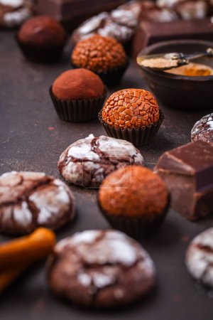 Foto de Galletas de chocolate caseras con chocolate y canela, galletas de Navidad y dulces - Imagen libre de derechos