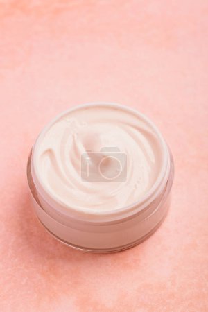 Foto de Crema hidratante facial en un frasco, cosméticos de lujo para el cuidado de la piel y productos antienvejecimiento para una rutina saludable de piel y belleza. Vista superior. - Imagen libre de derechos