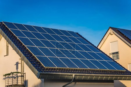 Foto de Paneles fotovoltaicos en el techo de la casa de la familia, paneles solares. Conceptos de medio ambiente y tecnología. - Imagen libre de derechos