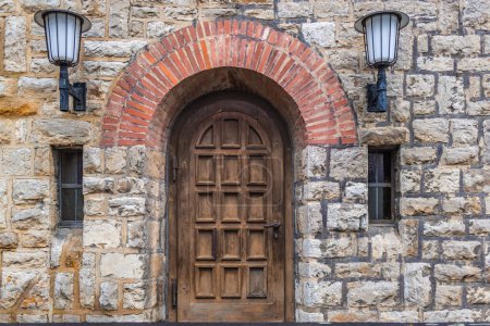 Téléchargez les photos : Porte historique en bois avec arche et façade en pierre datant du XVIIIe siècle à Bruchsal, Allemagne - en image libre de droit