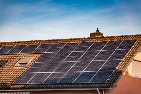 Foto de Paneles fotovoltaicos en el techo de la casa de la familia, paneles solares. Conceptos de medio ambiente y tecnología. - Imagen libre de derechos
