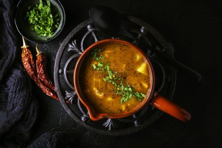 Foto de Sopa húngara de gulash caliente, carne de res, tomate, pimienta, chile, sopa de pimentón ahumado. Plato tradicional húngaro. - Imagen libre de derechos