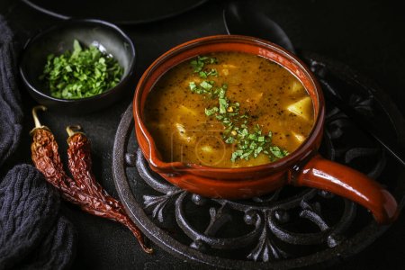 Téléchargez les photos : Soupe hongroise au goulache, boeuf, tomate, poivre, chili, soupe de paprika fumée. Plat traditionnel hongrois. - en image libre de droit